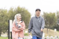 左からエルフ荒川、おぎやはぎ小木。(c)メ～テレ