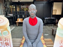 バイきんぐ小峠扮する地蔵。(c)テレビ東京