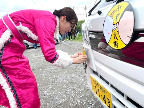 軽トラに初心者マークを付ける飯豊まりえ。