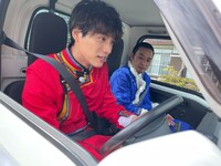 軽トラを運転する福士蒼汰。