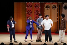 そんなことよりもロングコートダディ兎の格好がダサすぎると指摘する紅しょうが稲田（左から2人目）。