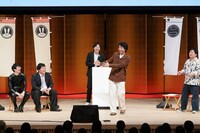 普段空間に向かって挨拶しているケツを再現するニッポンの社長・辻。