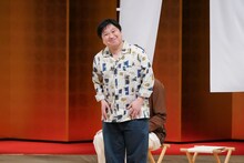 爽やかな挨拶を練習するニッポンの社長・ケツ。