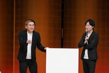 上京した4組に助言する平成ノブシコブシ徳井（左）とMCの和牛・川西（右）。