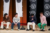 セキセイインコのモノマネを披露するマユリカ阪本（左から3人目）。