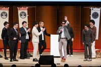 シカゴ実業とマルセイユが登場した場面。細やしきたかじん（手前右から2人目）もごきげん。