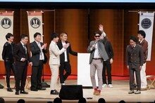 シカゴ実業とマルセイユが登場した場面。細やしきたかじん（手前右から2人目）もごきげん。