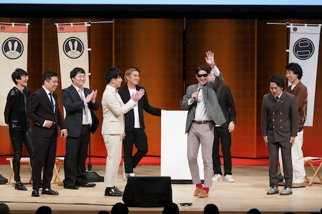 シカゴ実業とマルセイユが登場した場面。細やしきたかじん（手前右から2人目）もごきげん。