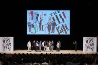 エンディングで立ち位置がなかなか決まらない一同。