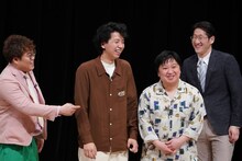 エンディングでもダブルアート真べぇの話をするニッポンの社長・ケツ（左から3人目）。