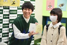 ファンと交流するハナコ秋山（左）。