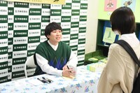 ファンと交流するハナコ秋山（左）。