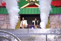 「たけし城」のセットから現れたバナナマン。