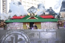 「たけし城」のセットから現れたバナナマン。