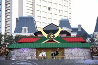 「たけし城」のセットから現れたバナナマン。