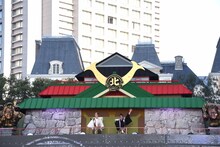 「たけし城」のセットから現れたバナナマン。