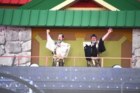 「たけし城」のセットから現れたバナナマン。