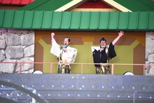 「たけし城」のセットから現れたバナナマン。