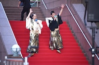 集まった人々に手を振るバナナマン。