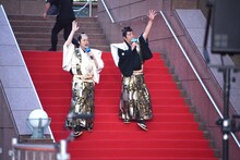 集まった人々に手を振るバナナマン。