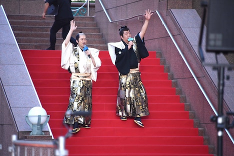 集まった人々に手を振るバナナマン。