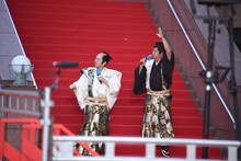 集まった人々に手を振るバナナマン。