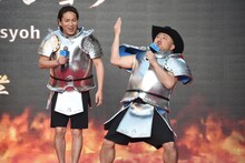 左から狩野英孝、ハリウッドザコシショウ。