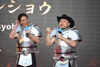 左から狩野英孝、ハリウッドザコシショウ。