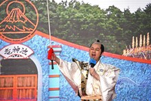 指揮棒を掲げて「行けー！」と攻撃命令を出すバナナマン設楽。番組では城を守る側のため、このフレーズを言うことはないが、イベントでは特別に号令をかけた。