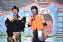 左からバナナマン日村、狩野英孝。