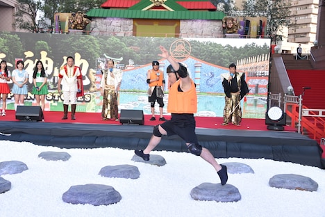 竜神池に挑むハリウッドザコシショウ。