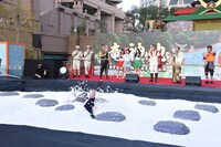 竜神池に落下するハリウッドザコシショウ。