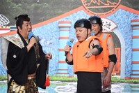 竜神池の難易度にクレームを入れるハリウッドザコシショウ（右）。