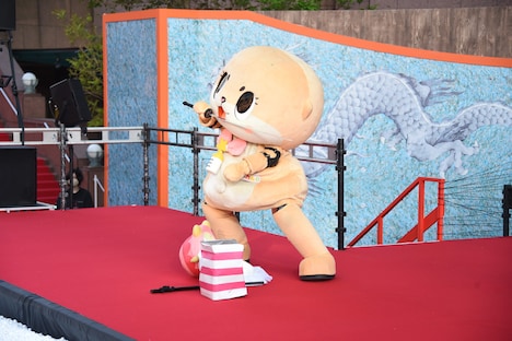 日本刀を舐めるちぃたん☆。