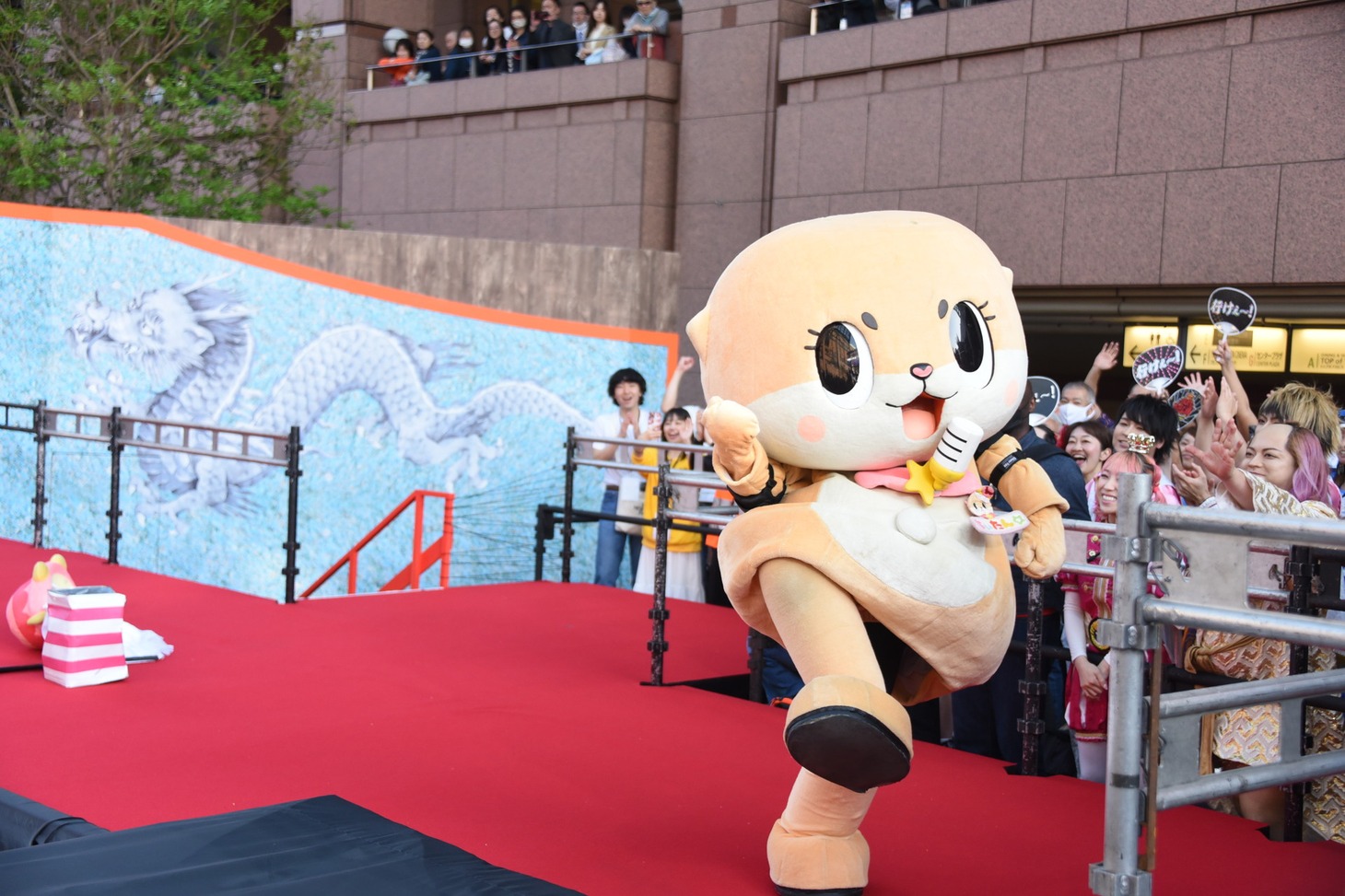 攻撃隊のメンバーを激しいダンスで煽るちぃたん☆。