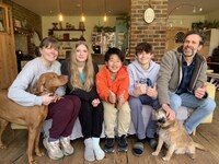 ホームステイするダイアン津田の次男・秀悟くん（中央）。(c)TBS