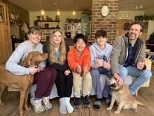 ホームステイするダイアン津田の次男・秀悟くん（中央）。(c)TBS