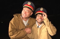 あばれる君とインドの青年アチャラチ。(c)TBS