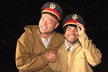 あばれる君とインドの青年アチャラチ。(c)TBS