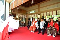 「新座長就任奉告祭」の様子。