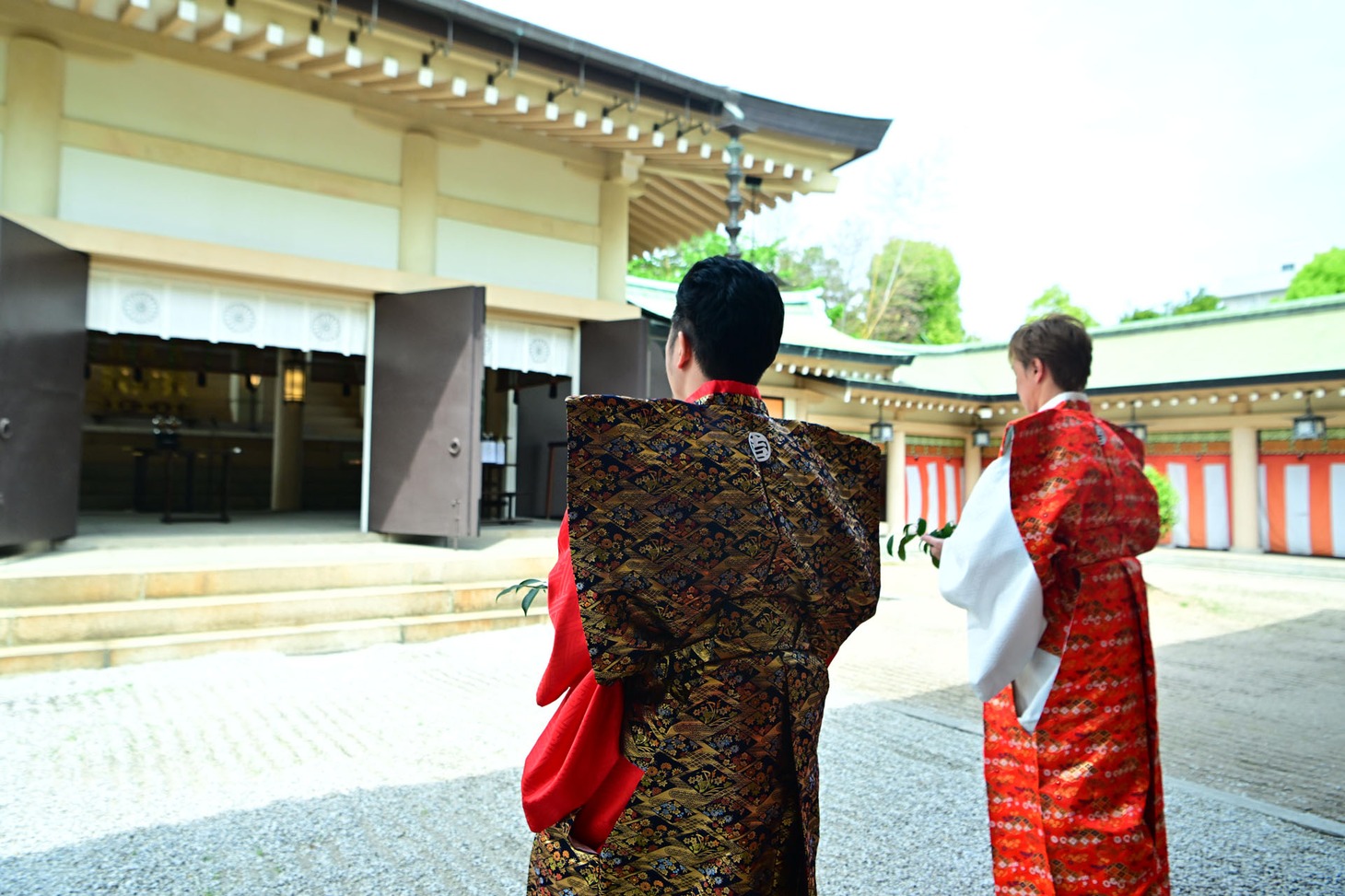 生國魂神社にて、左から吉田裕、アキ。