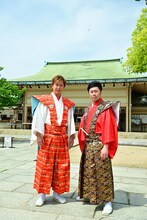 アキ（左）と吉田裕（右）。