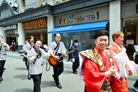 なんばグランド花月を出発し、商店街を練り歩く。