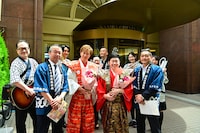 商店街の人たちと、新座長のアキ、吉田裕ら。