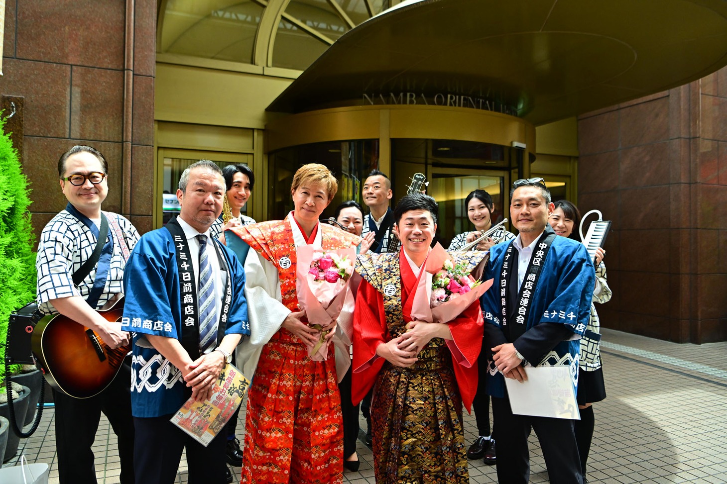 商店街の人たちと、新座長のアキ、吉田裕ら。