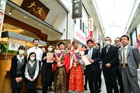 商店街の人たちと、新座長のアキ、吉田裕ら。