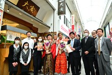 商店街の人たちと、新座長のアキ、吉田裕ら。