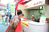 チラシを配るアキと吉田裕。