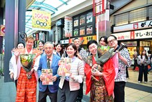 商店街の人たちと、新座長のアキ、吉田裕ら。
