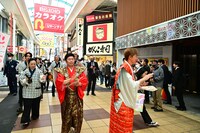 商店街を練り歩くアキと吉田裕。